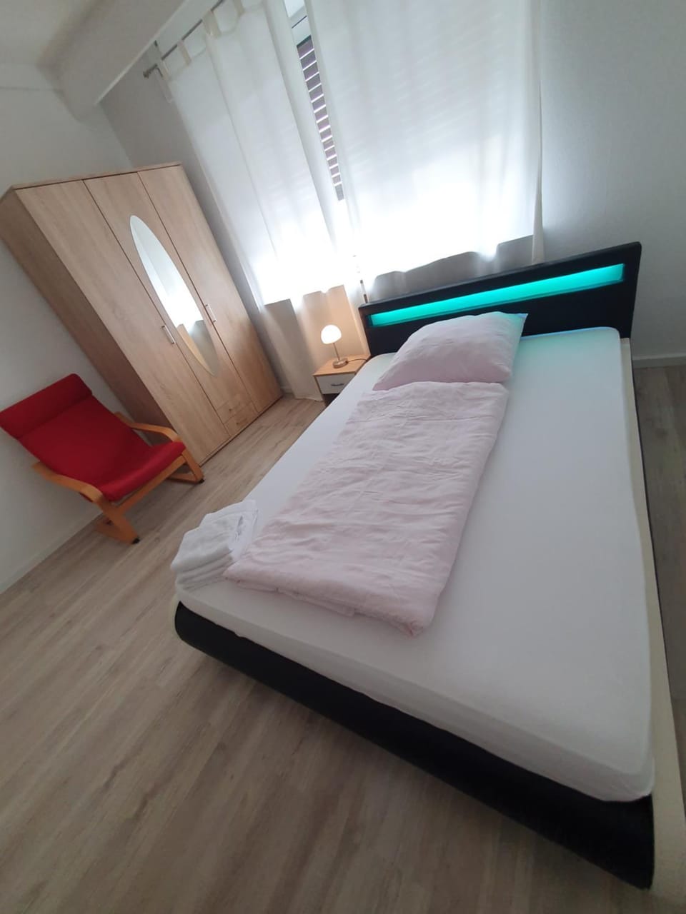 Bed, Photo of the whole room, Seating area, Bedroom, internet, locker, locker, towels, wardrobe