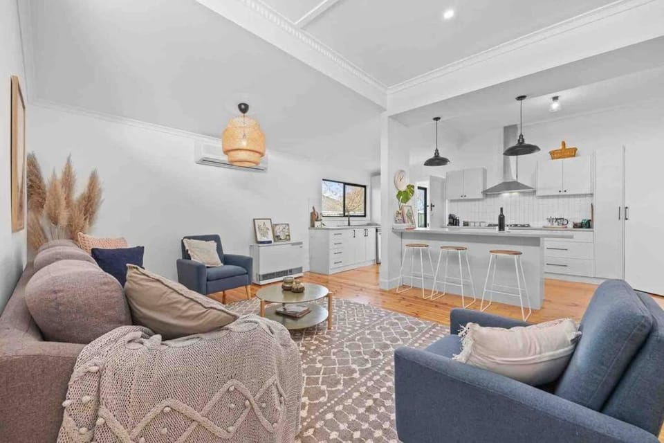 Kitchen or kitchenette, Living room, Seating area