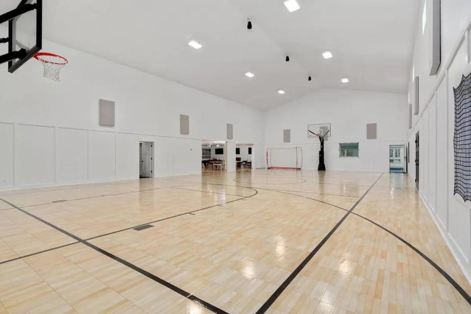38-Acres of Luxury by Notre Dame, 9BR, Indoor Pool House in Niles Charter Township