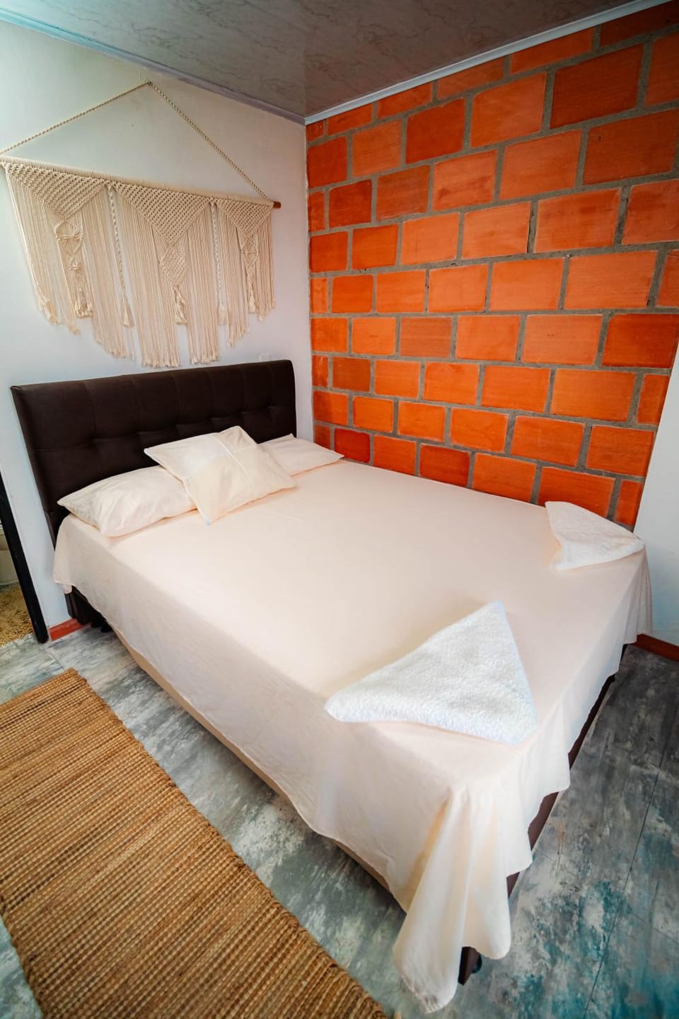 Bed, Photo of the whole room, Decorative detail, Decorative detail, Bedroom