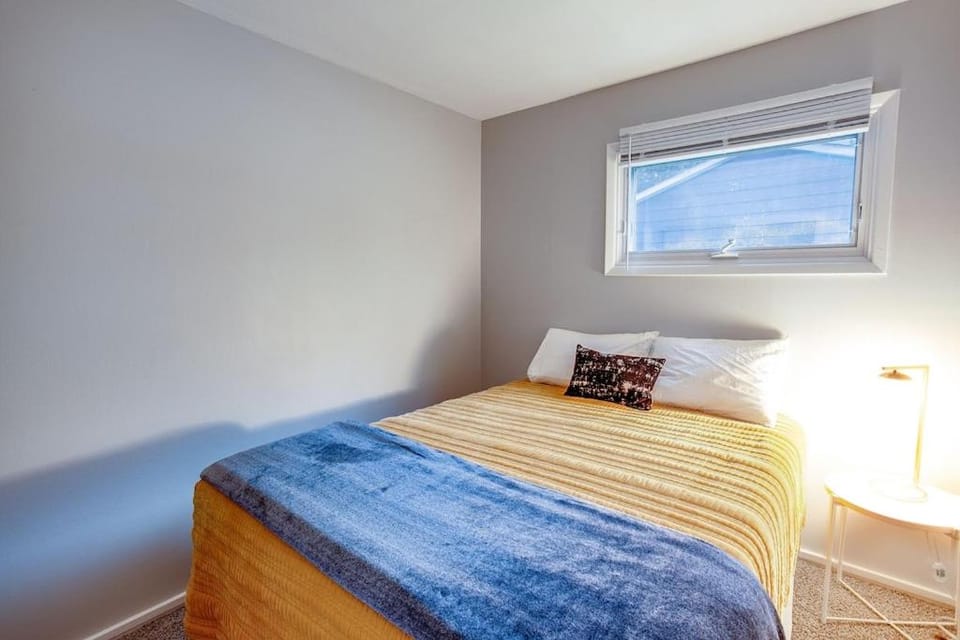 Modern Cozy Home 4 min Drive from Notre Dame House in Mishawaka