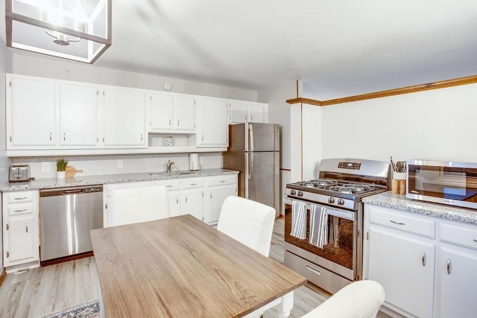 Modern Cozy Home 4 min Drive from Notre Dame House in Mishawaka