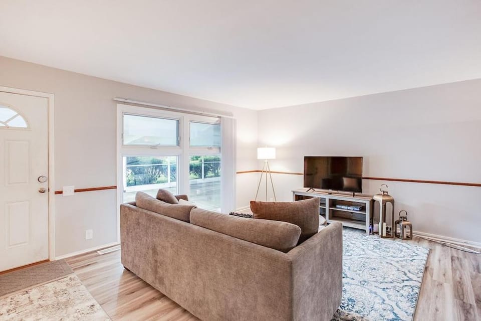 Modern Cozy Home 4 min Drive from Notre Dame House in Mishawaka