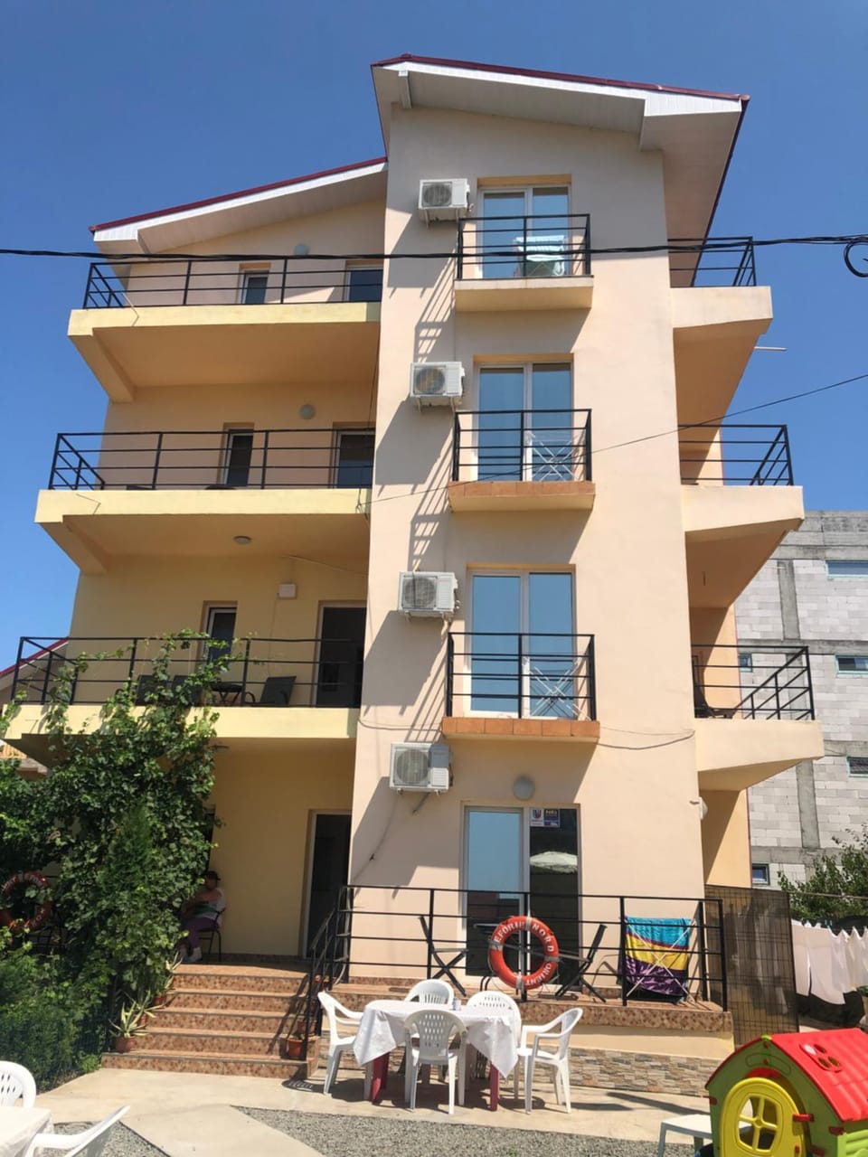 Property building, Patio, Facade/entrance, BBQ facilities, Garden, Balcony/Terrace, On site