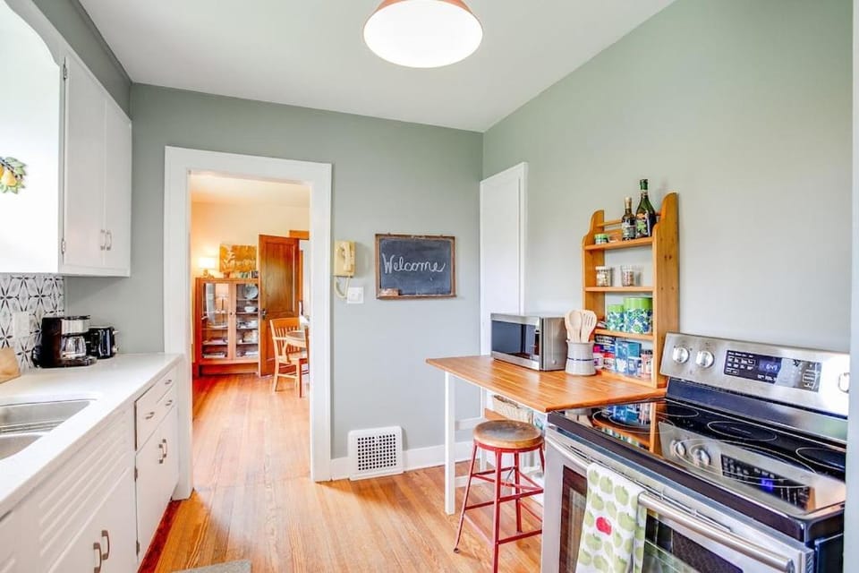 Artists Vintage Home 5 mins from ND Campus House in Mishawaka