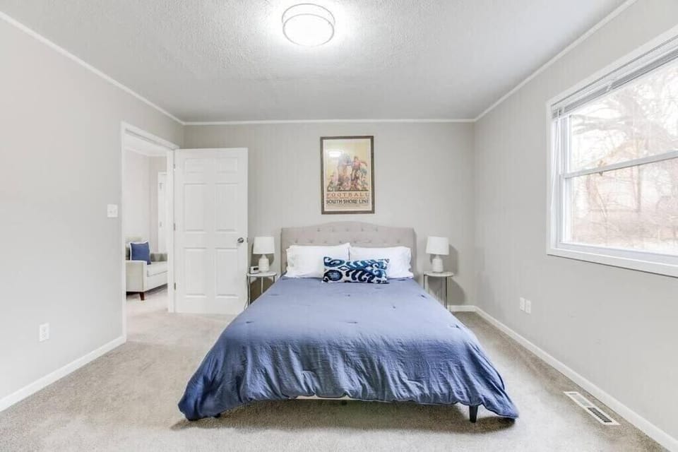 Cozy Home w Sonos 9 Min Walk to Notre Dame House in South Bend