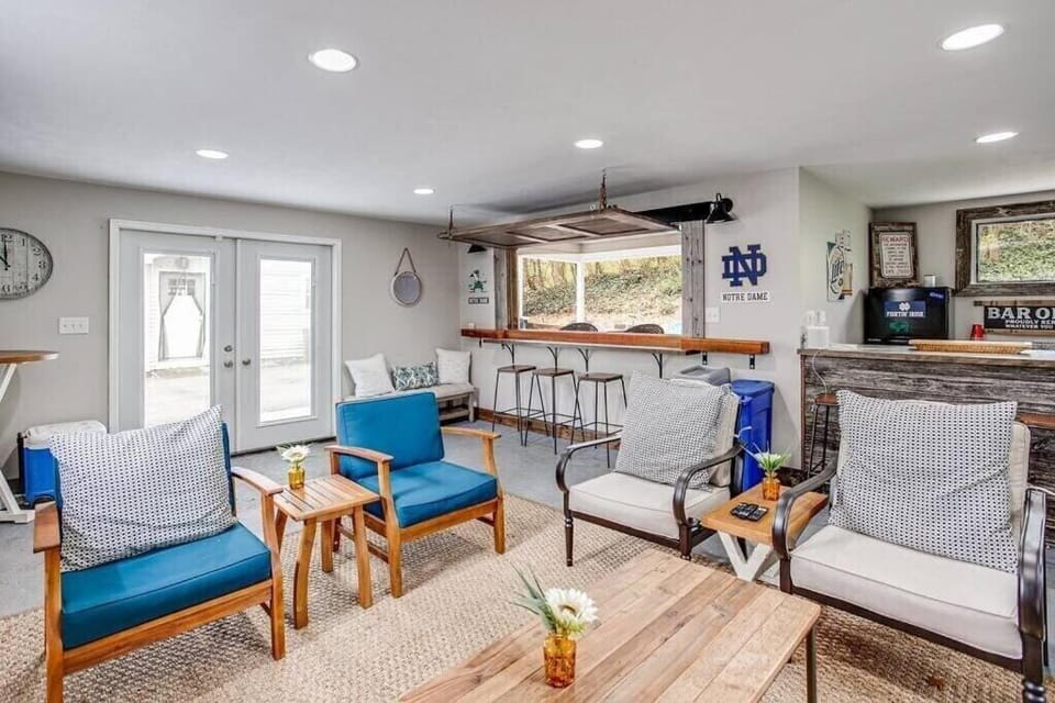 Cozy Home w Sonos 9 Min Walk to Notre Dame House in South Bend