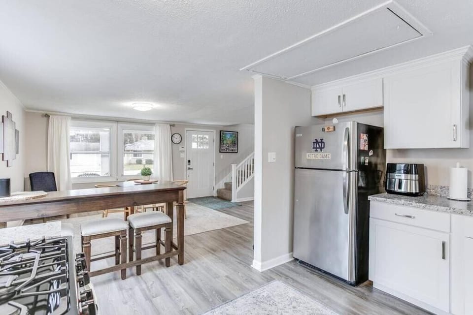 Cozy Home w Sonos 9 Min Walk to Notre Dame House in South Bend