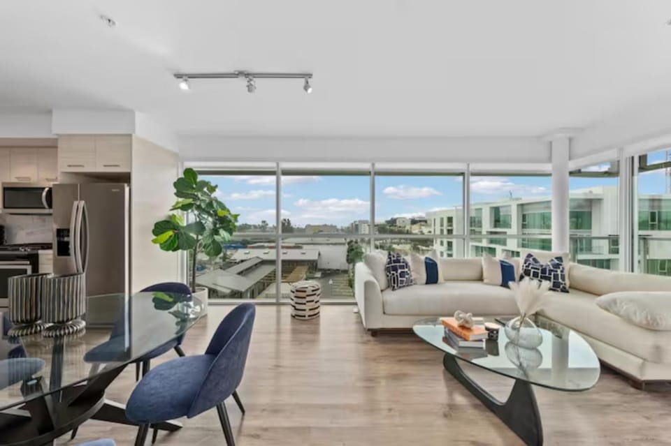 View (from property/room), Living room, Seating area, Dining area