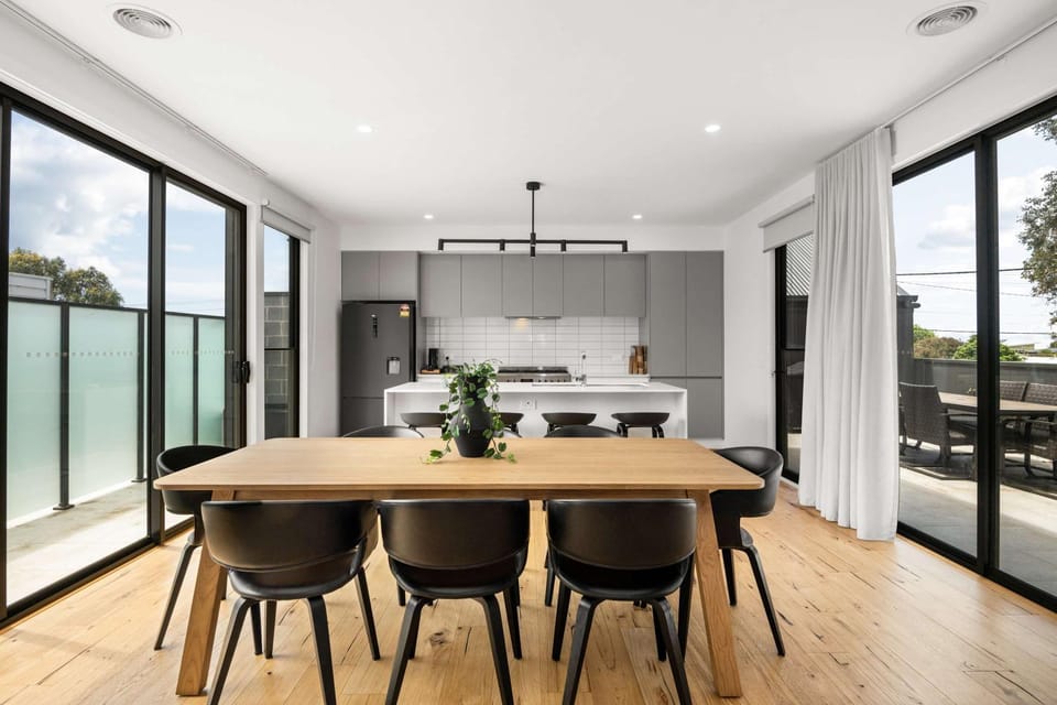 Kitchen or kitchenette, Seating area, Dining area