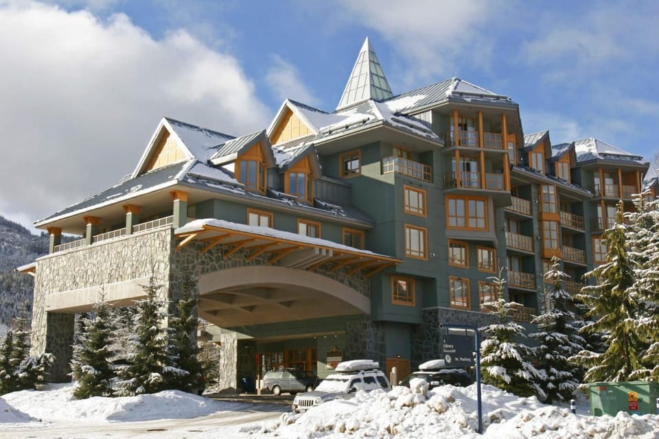 Renovated 2Bed-2Bath in Village with Pool, Hot Tub, and Sauna House in Whistler