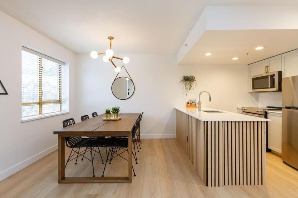 Renovated 2Bed-2Bath in Village with Pool, Hot Tub, and Sauna House in Whistler