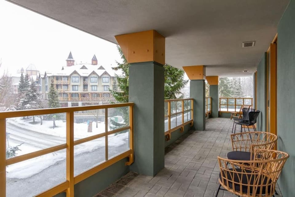 Renovated 2Bed-2Bath in Village with Pool, Hot Tub, and Sauna House in Whistler