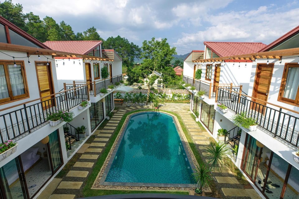 Property building, Garden, Swimming pool