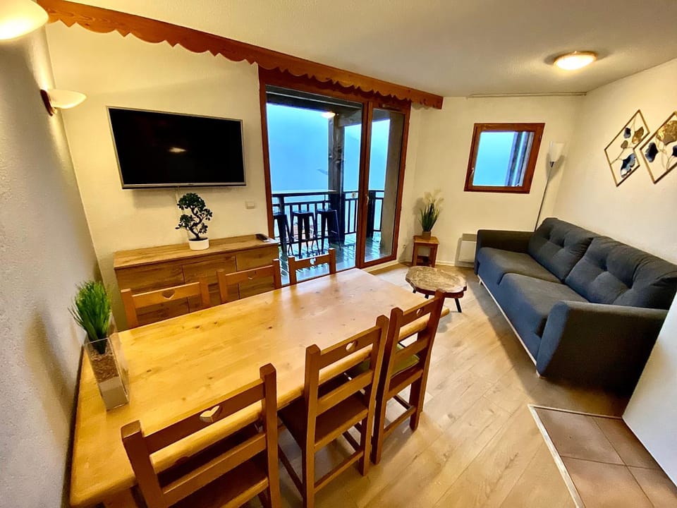 TV and multimedia, Living room, Dining area