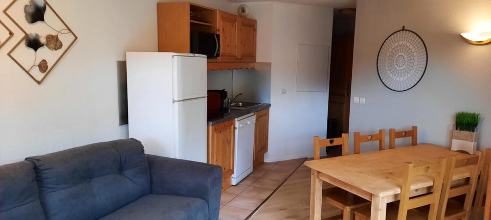 Kitchen or kitchenette, Living room, Seating area, Dining area, minibar, wardrobe