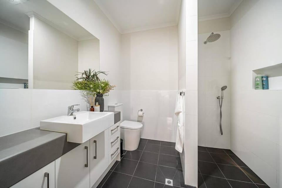 Shower, Toilet, Bathroom, towels