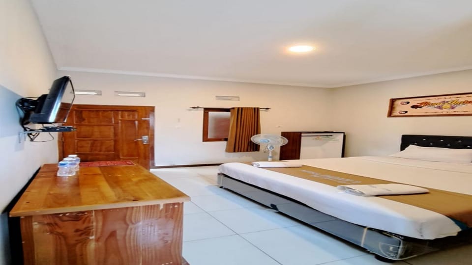 Bed, TV and multimedia, Photo of the whole room, Bedroom