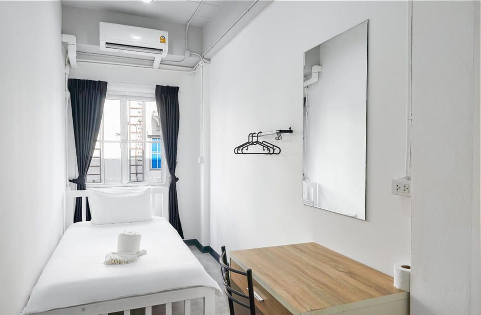 Bed, Photo of the whole room, internet, air conditioner