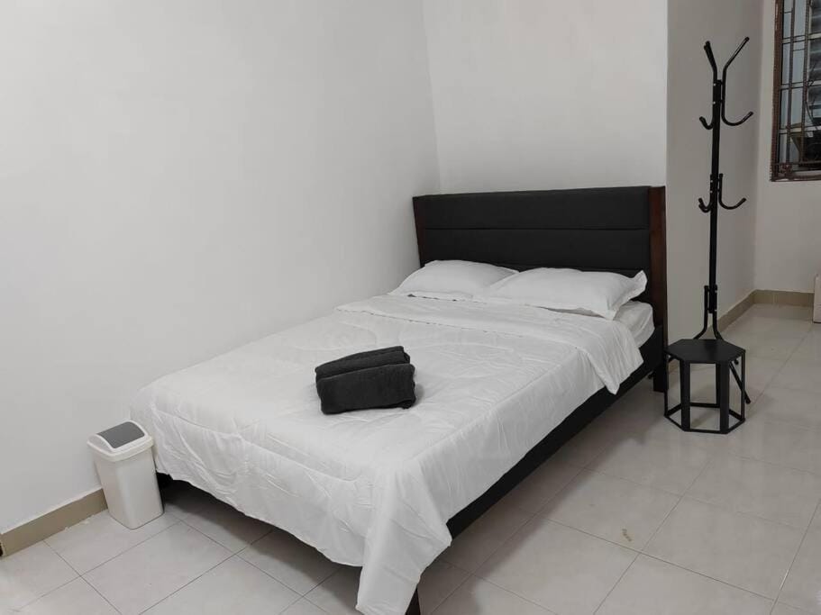Bed, Bedroom, towels