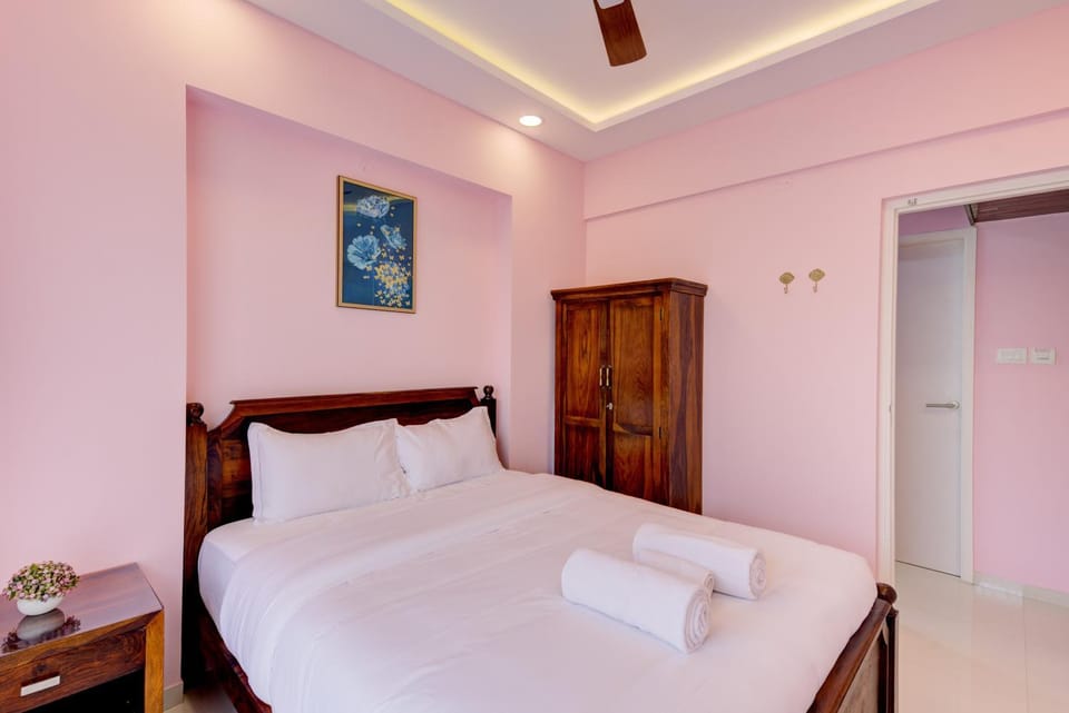 Bed, Photo of the whole room, Bedroom, towels, wardrobe