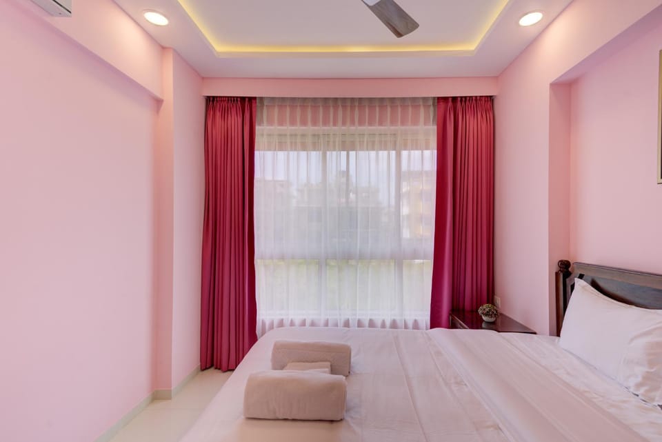 Bed, Photo of the whole room, Bedroom, fireplace, air conditioner