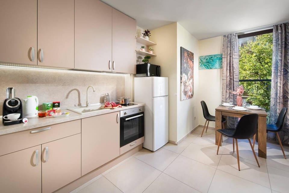Coffee/tea facilities, Kitchen or kitchenette, Dining area, oven, stove, toaster