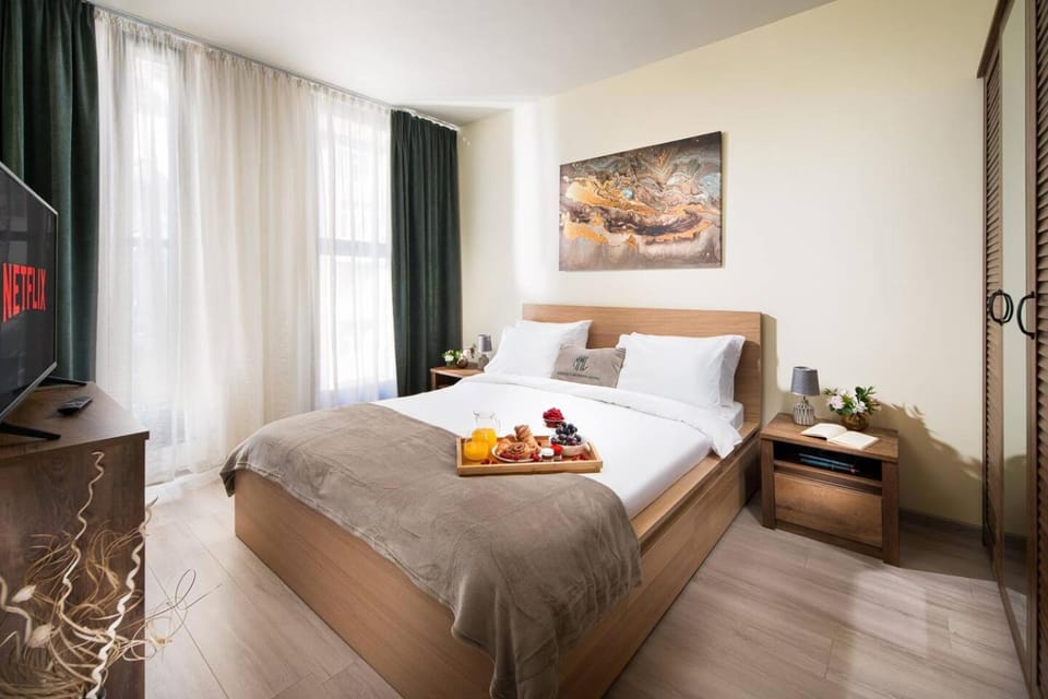 Bed, Food and drinks, Photo of the whole room, Bedroom, Food, towels