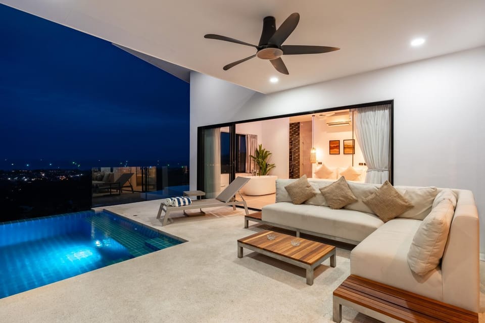 Property building, Restaurant/places to eat, Balcony/Terrace, Swimming pool