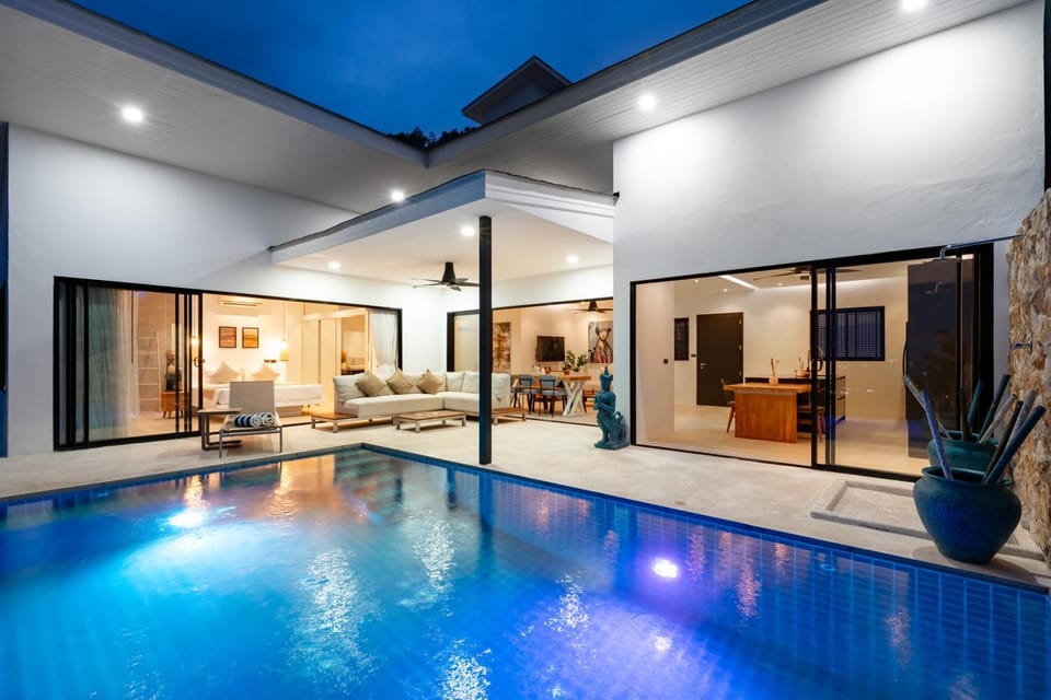 Pool view, Swimming pool, sunbed