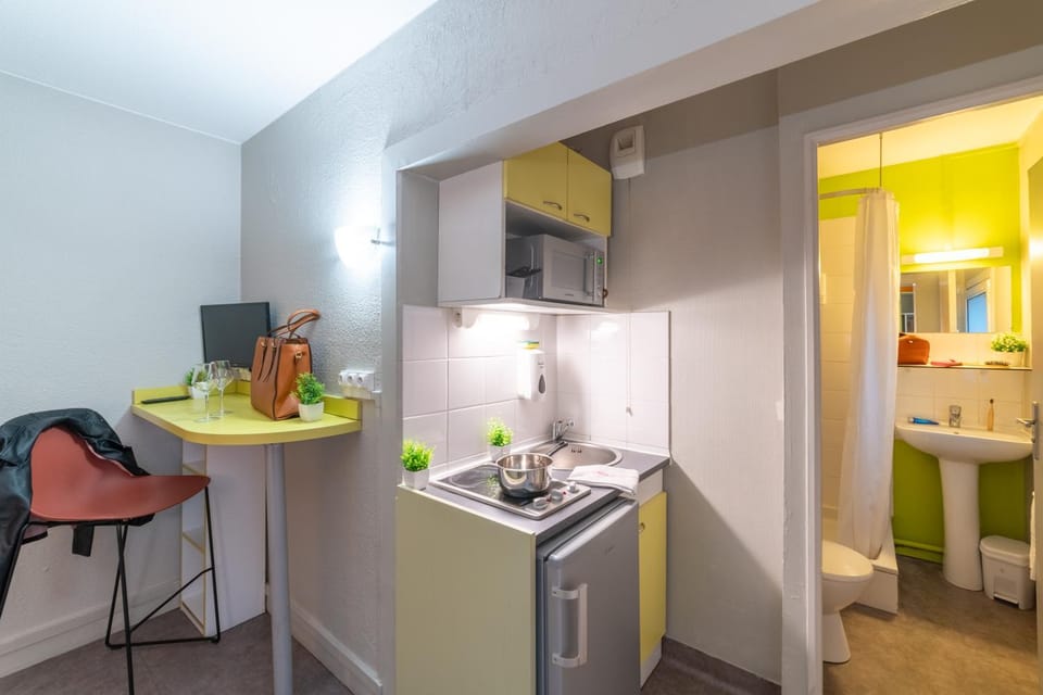 Kitchen or kitchenette, minibar