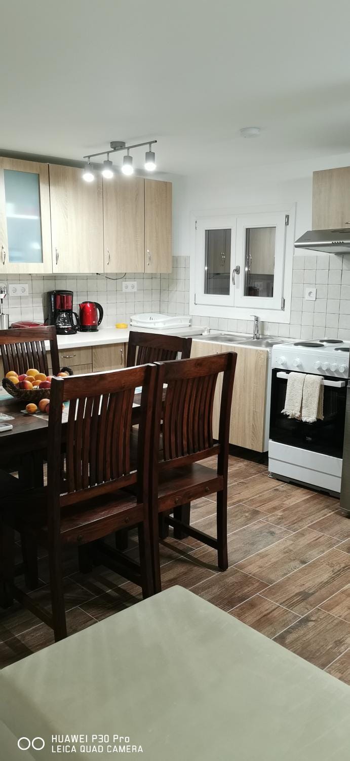Restaurant/places to eat, Seating area, kitchen