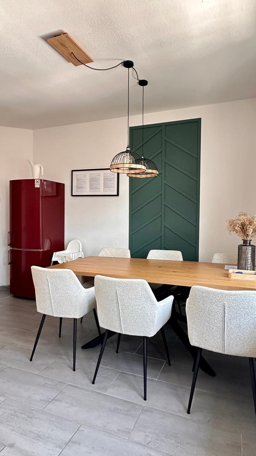 Kitchen or kitchenette, Dining area