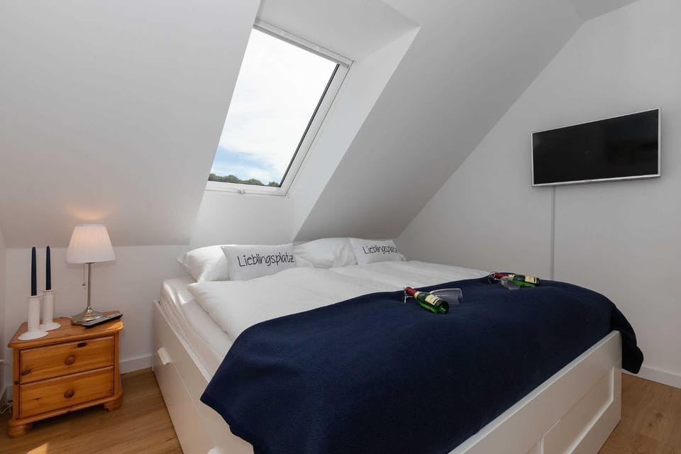 Bed, TV and multimedia, Photo of the whole room, Bedroom