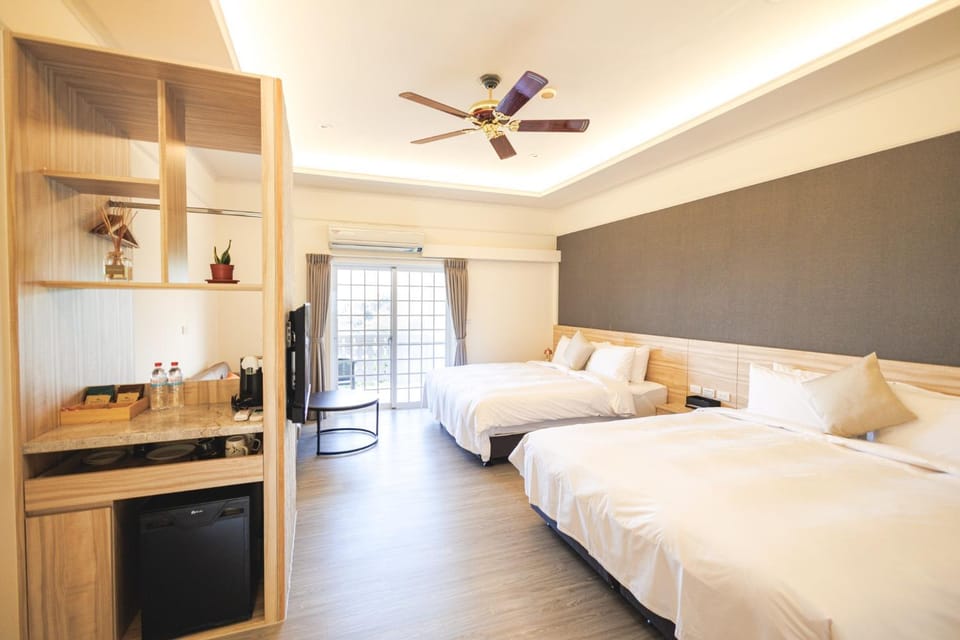 Bed, Photo of the whole room, fireplace