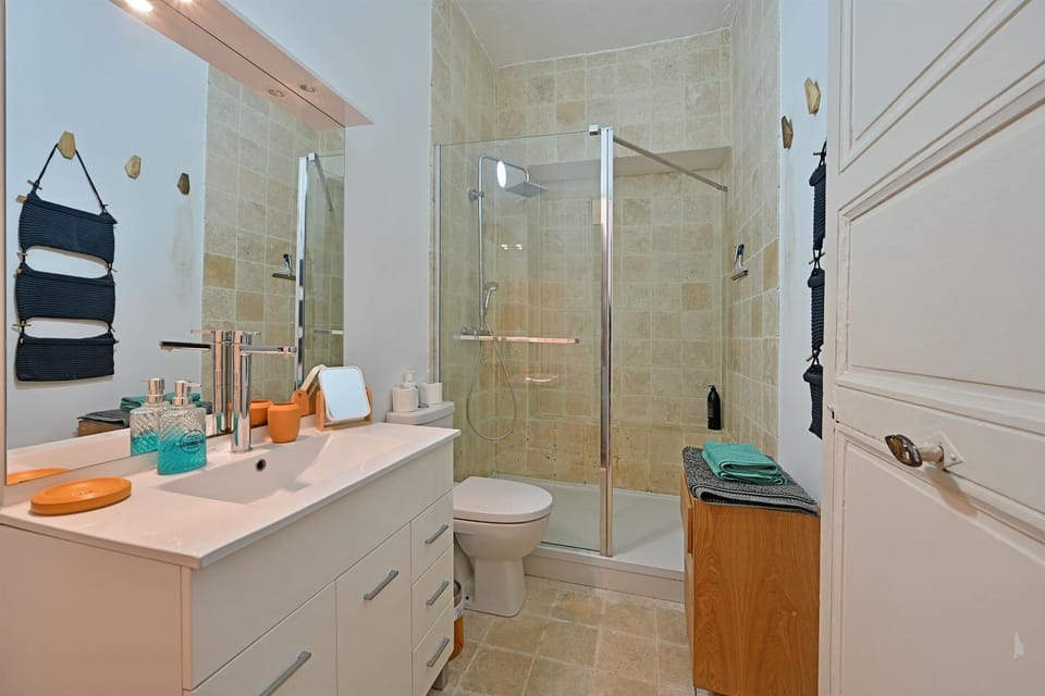 Shower, Toilet, Bathroom, towels