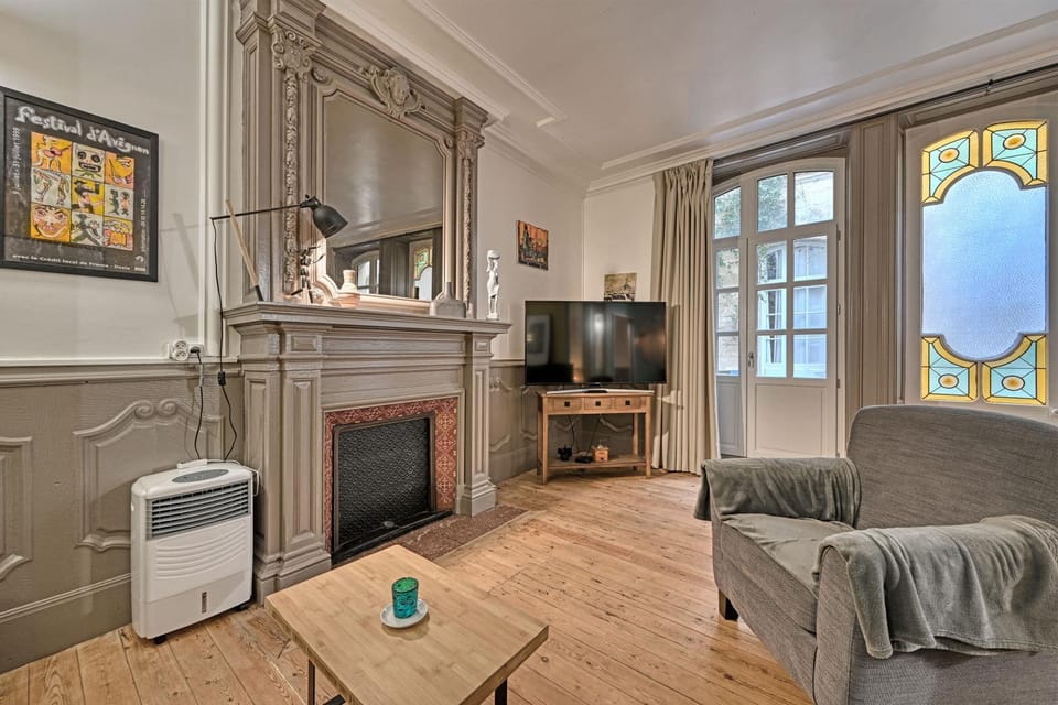TV and multimedia, Living room, Seating area, flat iron