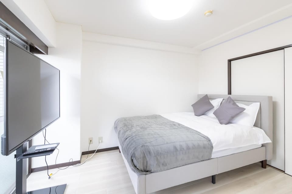 Bed, TV and multimedia, Photo of the whole room, Bedroom