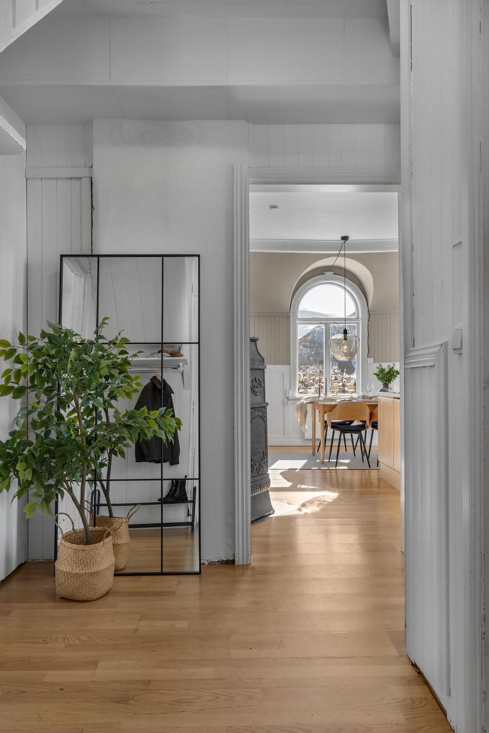 Facade/entrance, Dining area