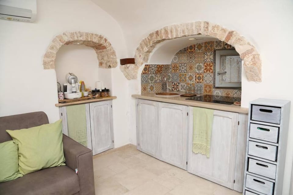Kitchen or kitchenette, Living room, stove