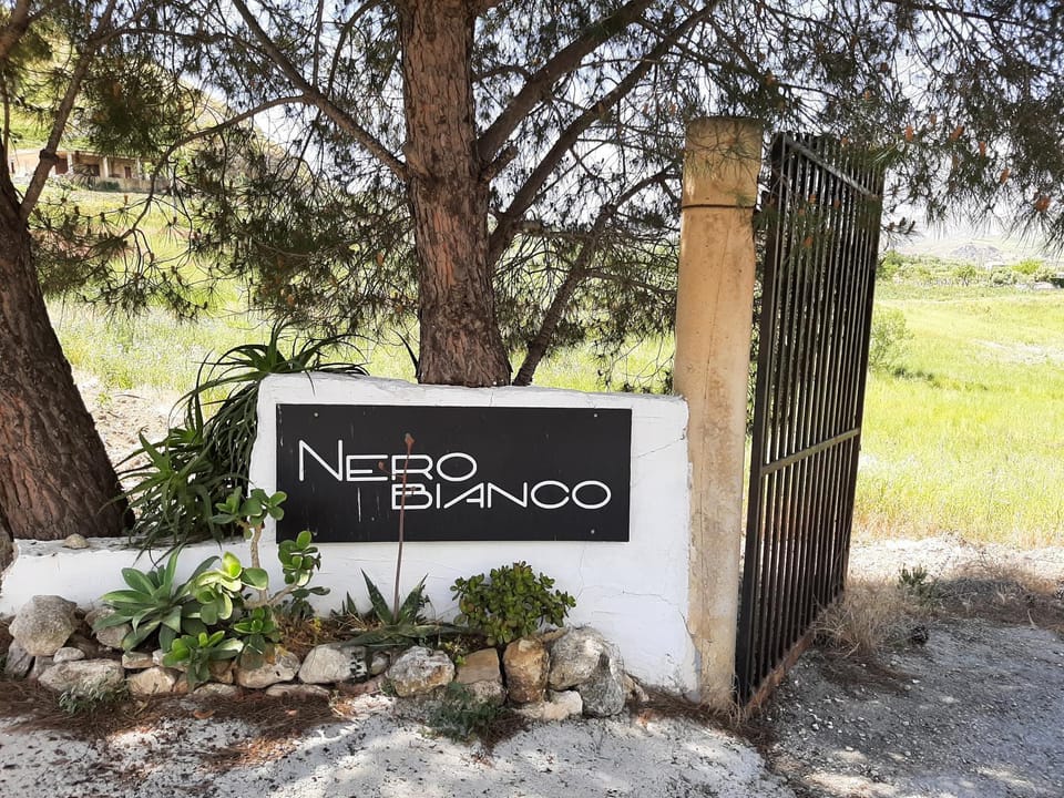 Villa NERO BIANCO, Havre de paix, oliviers, maison et piscine privées Villa in Sicily