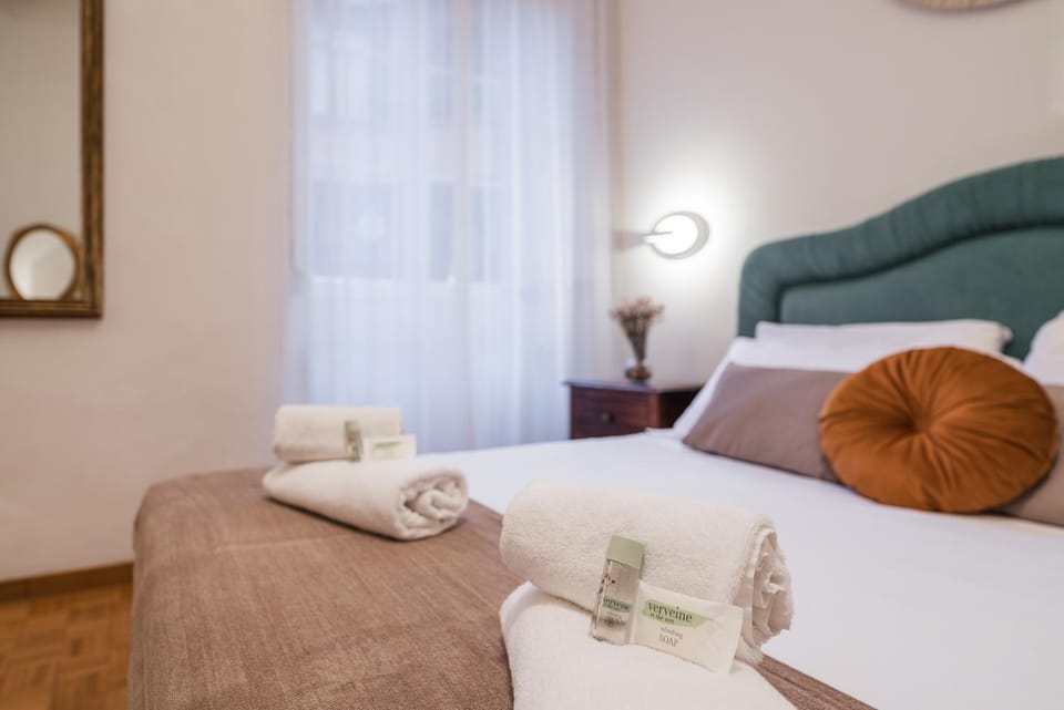 Bed, Photo of the whole room, Decorative detail, Bedroom