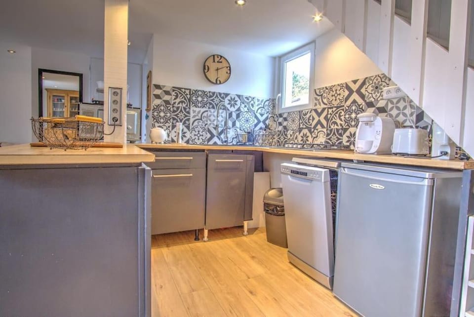 dishwasher, oven, pet friendly, stove