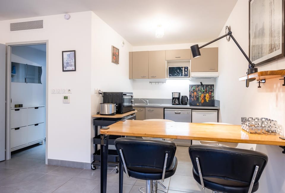Kitchen or kitchenette, Dining area, minibar