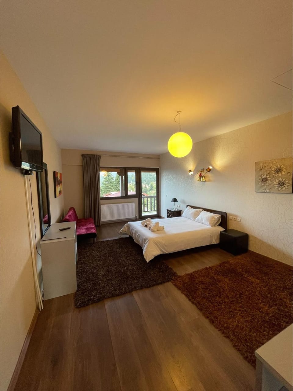 Bed, TV and multimedia, Photo of the whole room, Bedroom