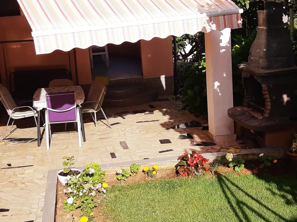 Patio, Day, BBQ facilities, On site