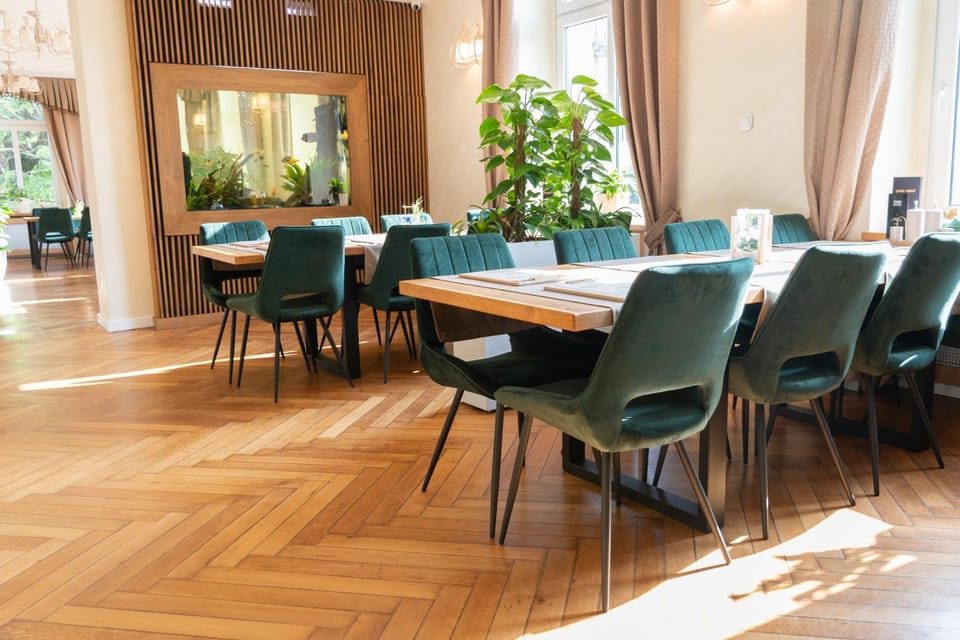 Restaurant/places to eat, Restaurant/places to eat