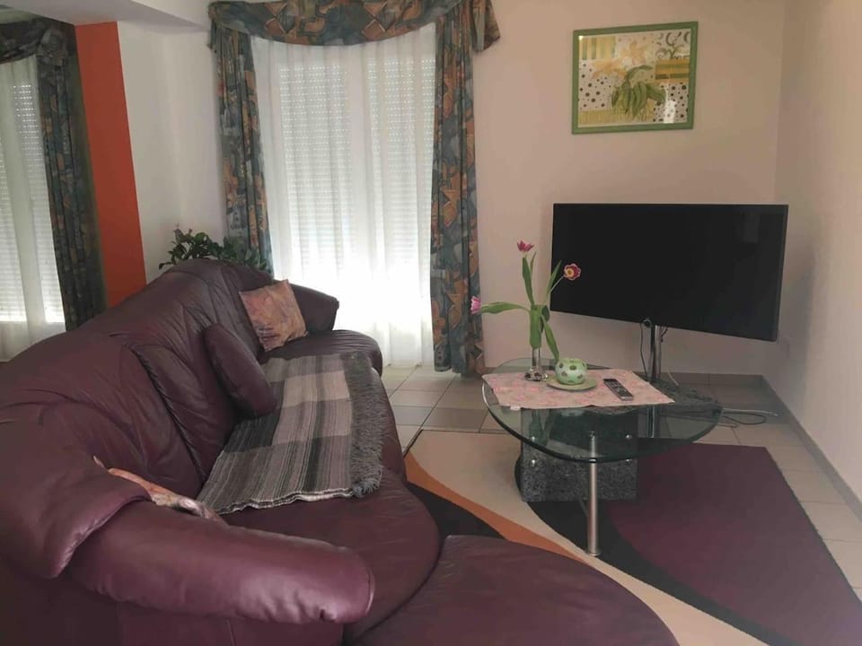 Communal lounge/ TV room, Living room, Seating area
