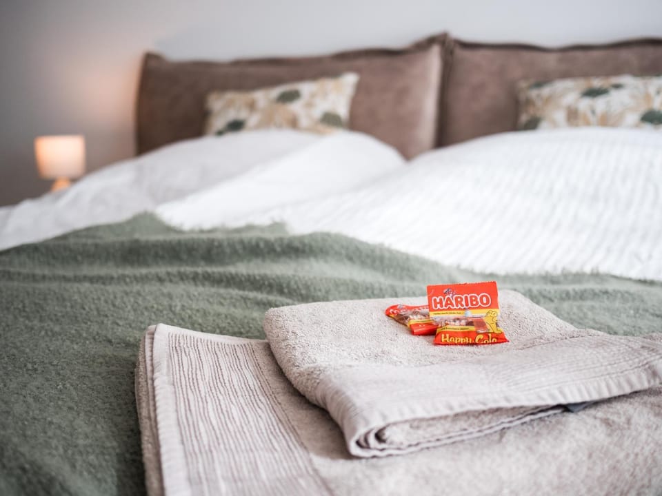 Bed, Photo of the whole room, Bedroom, towels