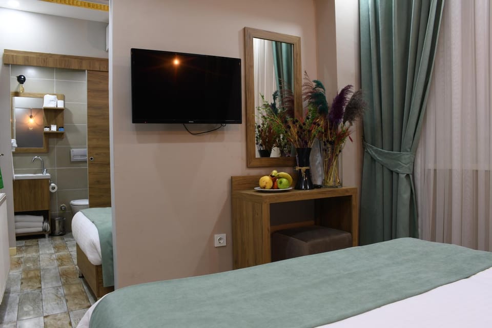 Bed, TV and multimedia, Photo of the whole room, Bedroom